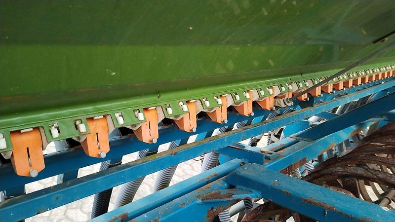 Amazone Amazone D8 Saatgutank mit 3m Arbeitsbreite 30 Ausläufe mit Fahrgassenschaltung aufgebaut optional auf Köckerling Drillpaker