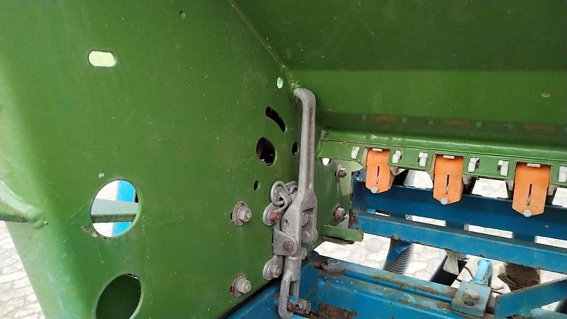 Amazone Amazone D8 Saatgutank mit 3m Arbeitsbreite 30 Ausläufe mit Fahrgassenschaltung aufgebaut optional auf Köckerling Drillpaker