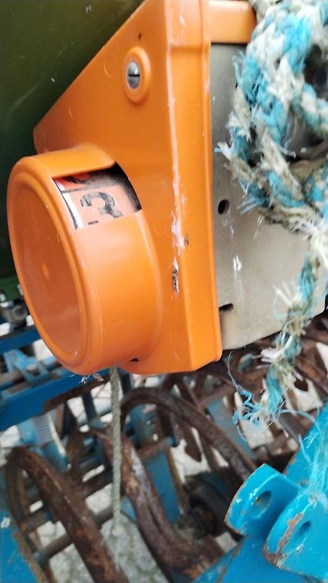 Amazone Amazone D8 Saatgutank mit 3m Arbeitsbreite 30 Ausläufe mit Fahrgassenschaltung aufgebaut optional auf Köckerling Drillpaker