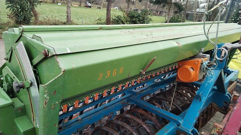 Amazone Amazone D8 Saatgutank mit 3m Arbeitsbreite 30 Ausläufe mit Fahrgassenschaltung aufgebaut optional auf Köckerling Drillpaker