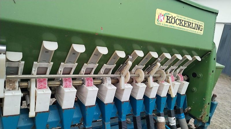 Amazone Amazone D8 Saatgutank mit 3m Arbeitsbreite 30 Ausläufe mit Fahrgassenschaltung aufgebaut optional auf Köckerling Drillpaker