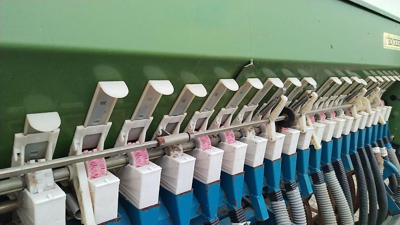 Amazone Amazone D8 Saatgutank mit 3m Arbeitsbreite 30 Ausläufe mit Fahrgassenschaltung aufgebaut optional auf Köckerling Drillpaker