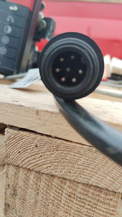 Rauch Kuhn AERO 2224 Pneumatikstreuer 24 m Rauch AERO2224 Pneumaticstreuer mit QuntronL Bedienterminal 16 Verteiler hydraulische Gestängeklappung 4 fach Teilbreitenschaltung