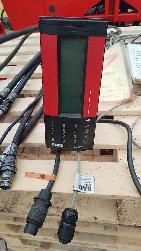 Rauch Kuhn AERO 2224 Pneumatikstreuer 24 m Rauch AERO2224 Pneumaticstreuer mit QuntronL Bedienterminal 16 Verteiler hydraulische Gestängeklappung 4 fach Teilbreitenschaltung