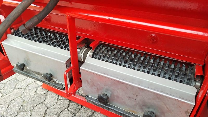 Rauch Kuhn AERO 2224 Pneumatikstreuer 24 m Rauch AERO2224 Pneumaticstreuer mit QuntronL Bedienterminal 16 Verteiler hydraulische Gestängeklappung 4 fach Teilbreitenschaltung