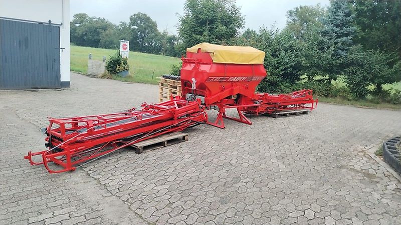 Rauch Kuhn AERO 2224 Pneumatikstreuer 24 m Rauch AERO2224 Pneumaticstreuer mit QuntronL Bedienterminal 16 Verteiler hydraulische Gestängeklappung 4 fach Teilbreitenschaltung