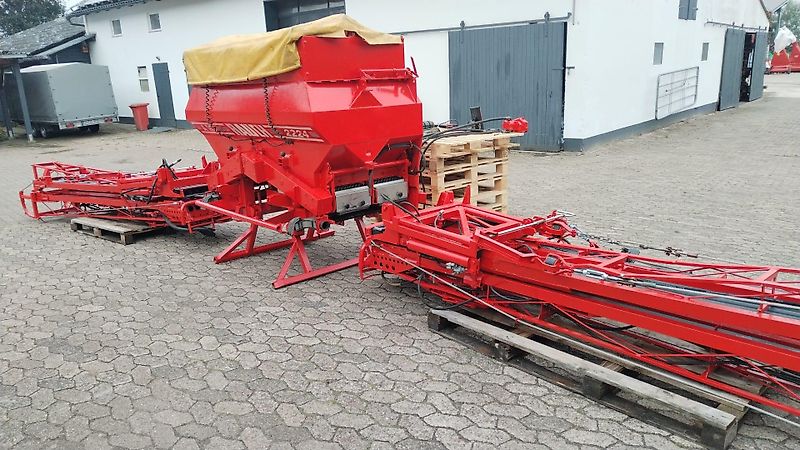 Rauch Kuhn AERO 2224 Pneumatikstreuer 24 m Rauch AERO2224 Pneumaticstreuer mit QuntronL Bedienterminal 16 Verteiler hydraulische Gestängeklappung 4 fach Teilbreitenschaltung