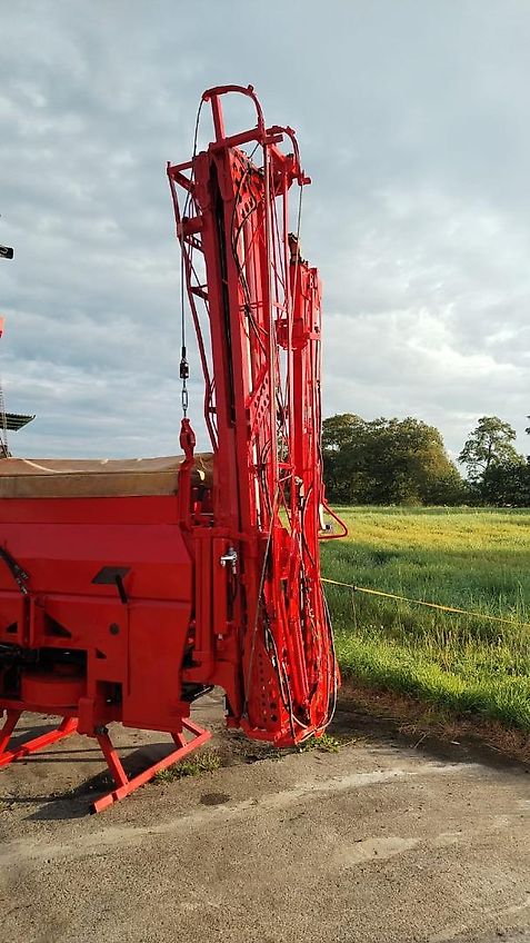 Rauch Kuhn AERO 2224 Pneumatikstreuer 24 m Rauch AERO2224 Pneumaticstreuer mit QuntronL Bedienterminal 16 Verteiler hydraulische Gestängeklappung 4 fach Teilbreitenschaltung