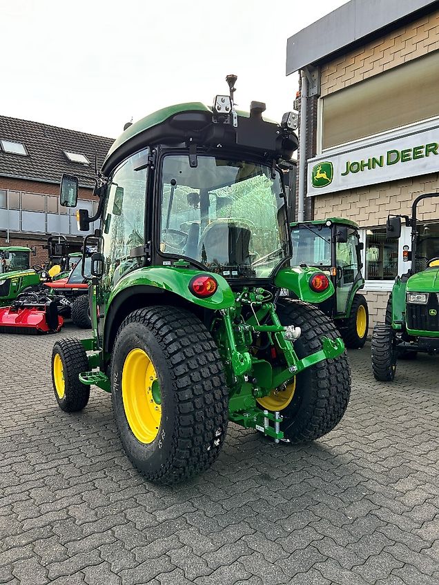 John Deere 3046R