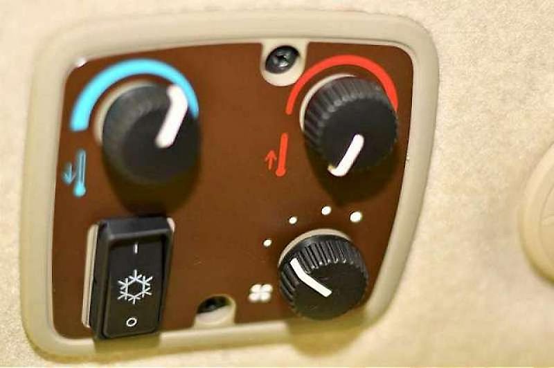 John Deere 4052R TRAKTOR