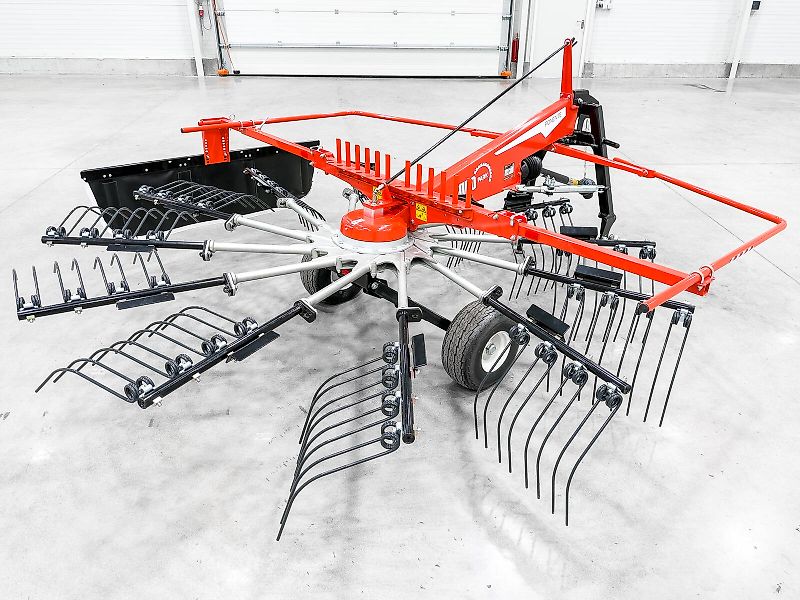 Gaspardo Ponente 420 4.15 m single-arm rake, 1.6 m swath width, working height adjustable from the cab