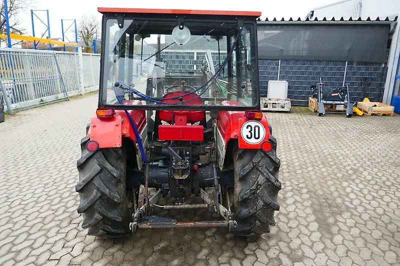 Lindner Traktoren 420S Allrad mit Niedrigkabine und Industriefrontlader