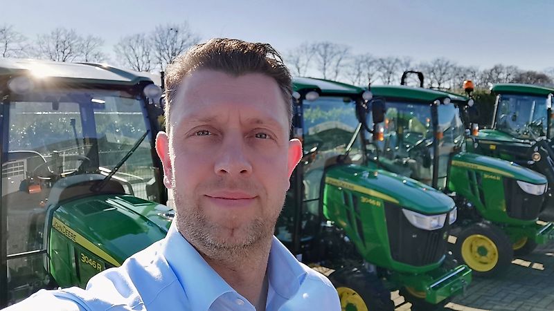 Kontaktisik Härra Bernard Grave